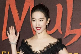 Lưu Diệc Phi lộ răng ố vàng, diện váy hàng hiệu vẫn bị công kích