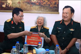 TP HCM: Đoàn công tác Bộ Quốc phòng dâng hương, tri ân gia đình chính sách 