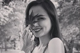 Diễm Hương khoe ảnh nắm tay “trai lạ” giữa tin ly hôn 