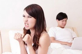 Phát hiện clip nóng của chồng với nhiều người trong điện thoại