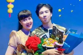 Nghệ sĩ Vân Dung chê con trai diễn non "chả ra cái gì"