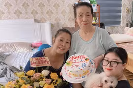 NSND Hồng Vân hạnh phúc bên mẹ và con gái