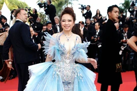 Lan Anh diện váy lộng lẫy tạo dáng cùng dàn sao quốc tế