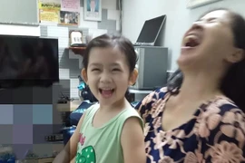 Con gái Mai Phương cười tươi khi đoàn tụ với ông bà ngoại