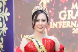 Phan Kim Oanh lập kỳ tích, tiếp tục giữ vương miện Mrs Grand International