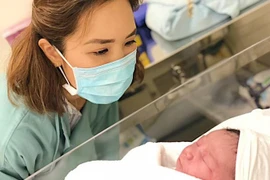 Ngắm ảnh con gái lai Tây kháu khỉnh mới sinh của Hà Anh