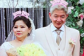 NSND Thanh Hoa U70 mặc váy cưới hạnh phúc bên ông xã