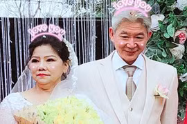 NSND Thanh Hoa U70 mặc váy cưới hạnh phúc bên ông xã