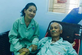 Diễn viên "Đất và người" đến thăm nghệ sĩ Duy Thanh 