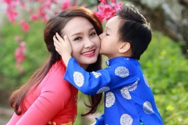 Bảo Thanh ôm con khóc hết nước mắt về nhà ngoại Tết đầu làm dâu