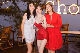 Quỳnh Nga mặc váy ngắn đỏ rực, khoe làn da trắng muốt