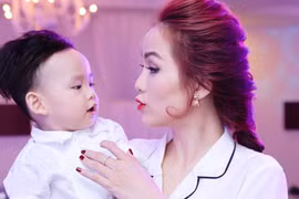 Hoa hậu Diễm Hương lái ô-tô đưa con trai đi sự kiện