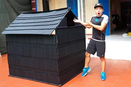 Làm nhà bằng 5.000 ống hút nhựa, vlogger nhận "rổ đá"