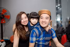 Vợ Dương Ngọc Thái suy sụp khi biết chồng có con với fan