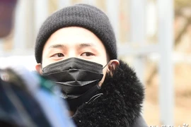 G-Dragon đeo khẩu trang kín mặt tới doanh trại nhập ngũ