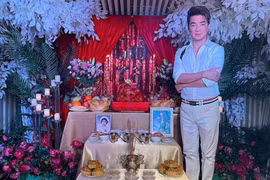 Đàm Vĩnh Hưng cúng Tổ nghề hoành tráng, cầu tỏa sáng thêm 10 năm 