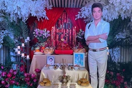 Đàm Vĩnh Hưng cúng Tổ nghề hoành tráng, cầu tỏa sáng thêm 10 năm 