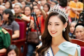 Hoa hậu Lương Thùy Linh được hàng ngàn người dân Cao Bằng vây kín