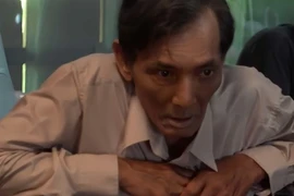 Diễn viên Thương Tín chân bị sưng to, không đi lại được