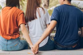 Đang ngủ nhà bạn thân, nửa đêm giật mình khi nghe tiếng thở 