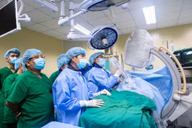 Can thiệp nội soi tán sỏi đường mật qua da