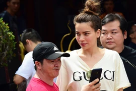 Hồ Ngọc Hà và dàn sao dâng hương ở nhà thờ Tổ của Hoài Linh