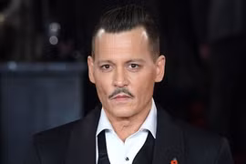 Johnny Depp bị kiện vì hành hung nhân viên đoàn phim