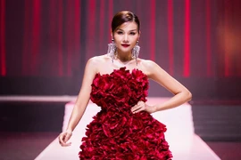 Thanh Hằng khoe chân dài 1m12, đẹp như nữ thần trên sàn catwalk