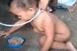 Dân mạng “nổi đóa” trước cảnh mẹ xích cổ con