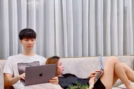 Thúy Vân cực tình bên chồng sắp cưới, bạn bè hùa trêu “giữ khoảng cách 2m“