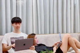 Thúy Vân cực tình bên chồng sắp cưới, bạn bè hùa trêu “giữ khoảng cách 2m“