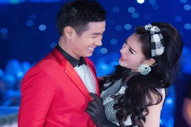 Lý Nhã Kỳ bất ngờ lả lơi với MC Nguyên Khang 