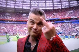 Giơ "ngón tay thối" tại World Cup, Robbie Williams bị mafia truy lùng?