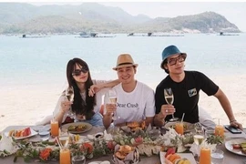 Quang Vinh hiếm hoi đăng ảnh chung với "tình tin đồn" Lý Quí Khánh