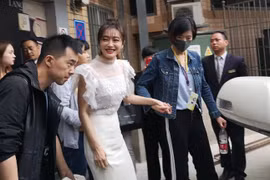 Tần Lam đi có người dìu, váy được người nâng 