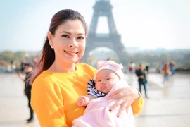 Thanh Thảo mang con gái 3 tháng tuổi đi diễn gây chú ý