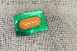 Người đàn ông sơ suất nuốt viên thuốc còn nguyên vỏ sắc nhọn 