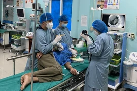 Gắp xương gà 2,5 cm cắm sâu vào thực quản nam bệnh nhân