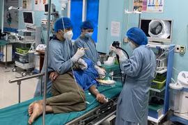 Gắp xương gà 2,5 cm cắm sâu vào thực quản nam bệnh nhân