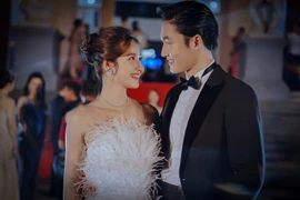 Huyền Lizzie - Đình Tú tình tứ sánh đôi tại Lễ trao giải Cánh diều