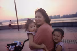 Ngắm hai con gái vừa xinh vừa giỏi ngoại ngữ của Hương Giang