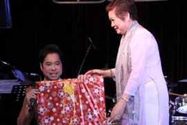 Ngọc Sơn quỳ gối, tặng quà sinh nhật mẹ trong đêm nhạc