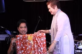 Ngọc Sơn quỳ gối, tặng quà sinh nhật mẹ trong đêm nhạc