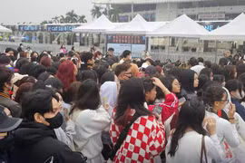 Concert "Anh trai say hi": Khán giả xếp hàng đợi, phe vé xả lỗ