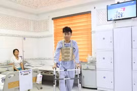 Chàng trai 19 tuổi liệt 2 chân vì u tủy
