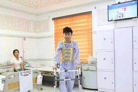 Chàng trai 19 tuổi liệt 2 chân vì u tủy
