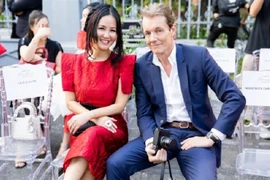 Hồng Nhung thoải mái khoe ảnh tình cảm bên bạn trai ngoại quốc