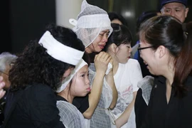 Hình ảnh rơi nước mắt trong lễ tang nhạc sĩ Trần Lập