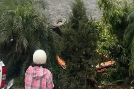 Quảng Ninh: Máy xúc mất phanh rơi xuống bờ kè, tài xế tử vong