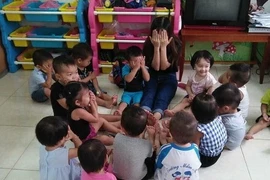 Cô giáo mầm non gây tranh cãi khi đăng ảnh em bé kể khổ 